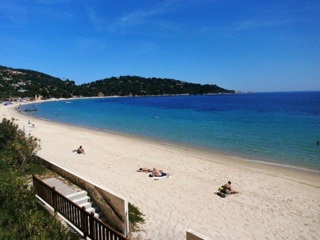 Appartement Paisible Avec Vue Panoramique Mer Et Acces Direct Plage Борм-ле-Мимоза Экстерьер фото